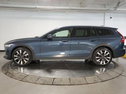 Used 2021 Volvo V60 T5 Cross Country image 5