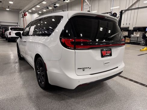 Used 2023 Chrysler Pacifica Touring-L w/ S Appearance Package image 33