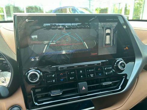 Used 2022 Toyota Highlander Platinum AWD/4WD image 16