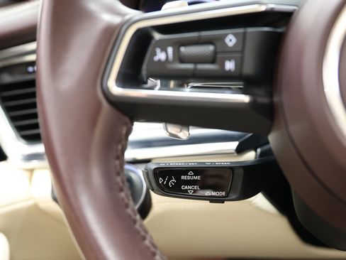 Used 2022 Porsche Panamera image 31