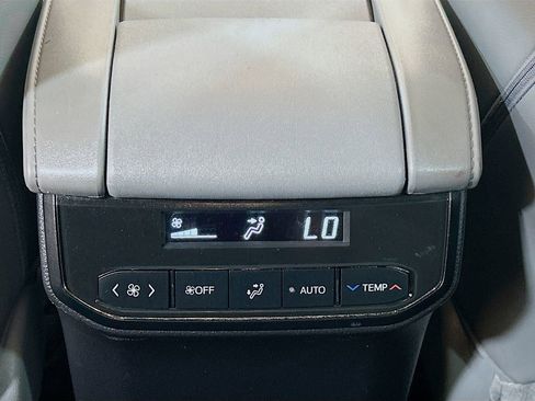 Used 2023 Toyota Highlander XLE AWD/4WD image 23
