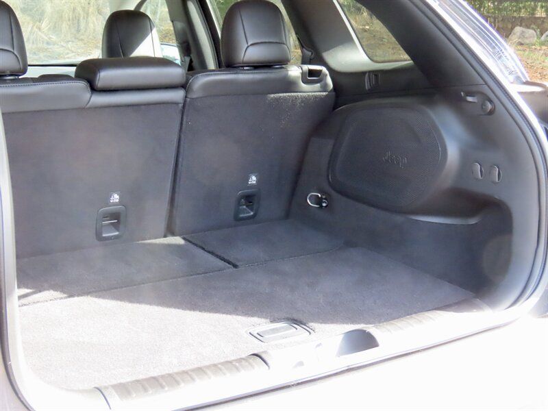 Used 2021 Jeep Cherokee Limited w/ Elite Package FWD image 11