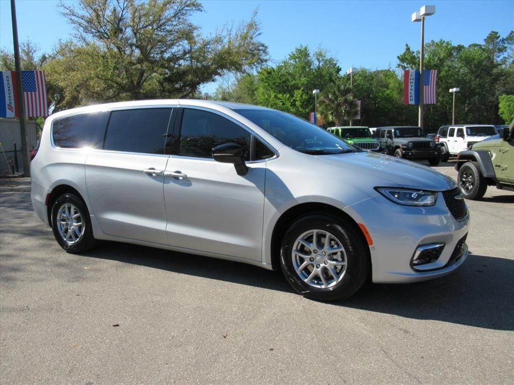 New 2026 Chrysler Pacifica Select FWD image 2