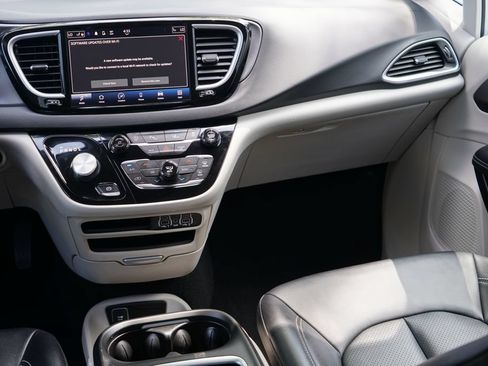 Used 2024 Chrysler Pacifica Touring-L FWD image 23