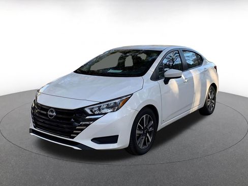 Used 2025 Nissan Versa SV image 3