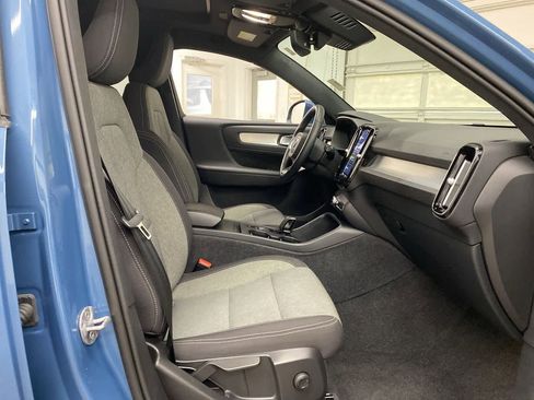 Used 2024 Volvo XC40 B5 Core image 19