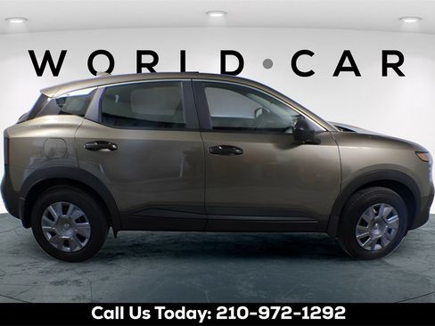 Used 2025 Nissan Kicks S image 8