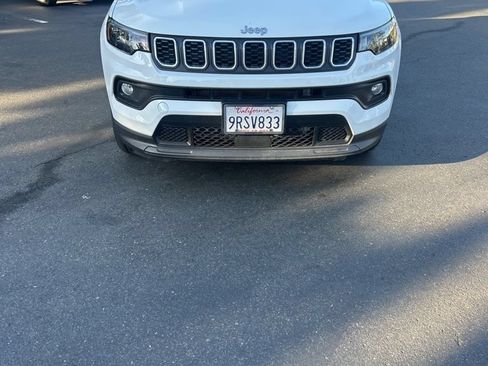 Used 2025 Jeep Compass Latitude w/ Sun & Sound Group AWD/4WD image 2