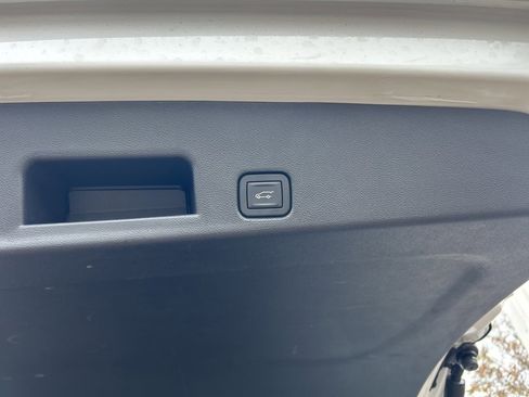 Used 2025 GMC Acadia Elevation image 8