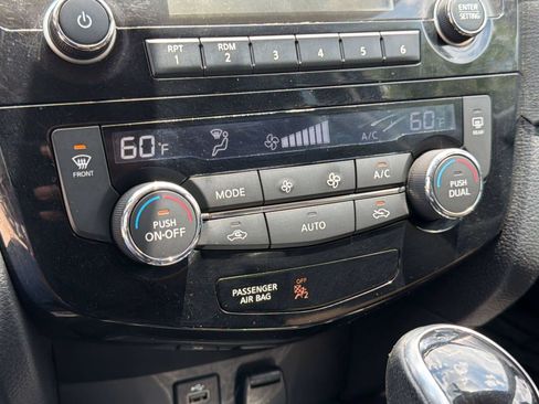 Used 2017 Nissan Rogue SV FWD image 18