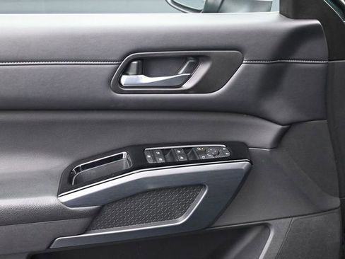 Used 2023 Nissan Pathfinder SL image 16