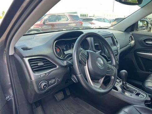 Used 2019 Jeep Cherokee Latitude Plus w/ Comfort/Convenience Group FWD image 9