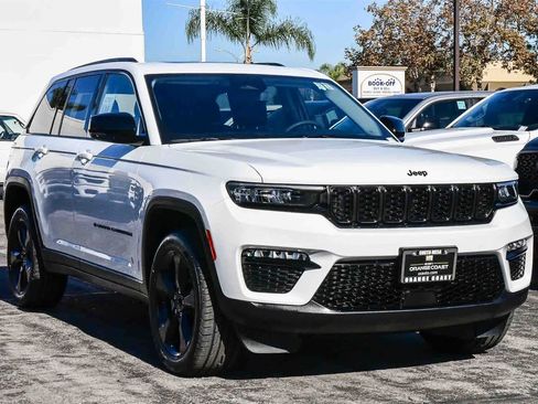 Used 2023 Jeep Grand Cherokee Limited w/ Black Appearance Package image 3