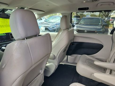 Used 2018 Chrysler Pacifica Touring-L image 27
