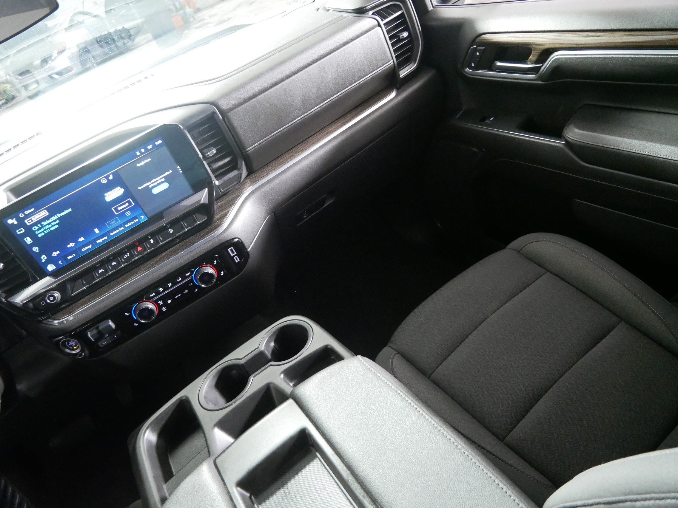 Used 2024 Chevrolet Silverado 1500 LT w/ Z71 Off-Road Package AWD/4WD image 11