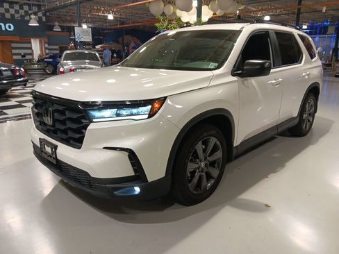 Used 2023 Honda Pilot Sport image 4