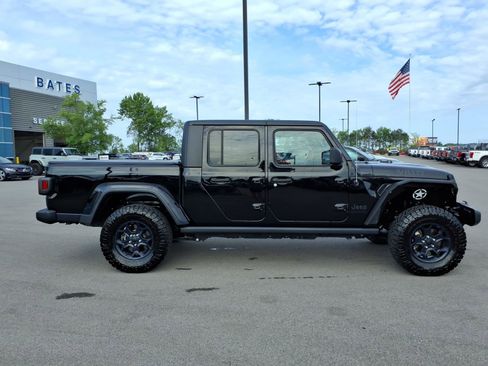 Used 2023 Jeep Gladiator Sport AWD/4WD image 2