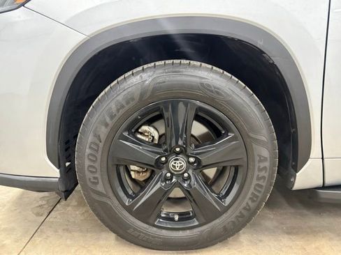 Used 2022 Toyota Highlander L FWD image 8