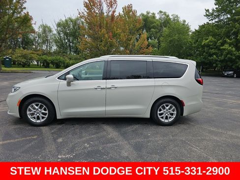 Used 2021 Chrysler Pacifica Touring-L w/ Uconnect Theater Family Group FWD image 1