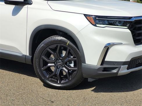 New 2025 Honda Pilot Touring image 3