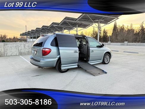 Used 2005 Chrysler Town & Country Touring w/ Luxury Group image 41