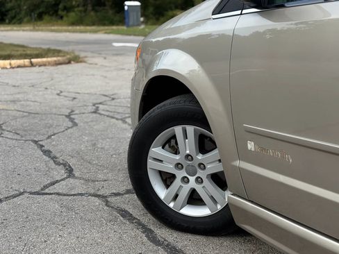 Used 2013 Dodge Grand Caravan Crew FWD image 12
