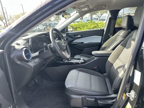 Used 2025 Chevrolet Trax LT w/ LT Convenience Package FWD image 16