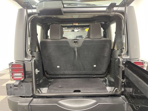 Used 2017 Jeep Wrangler Rubicon AWD/4WD image 13