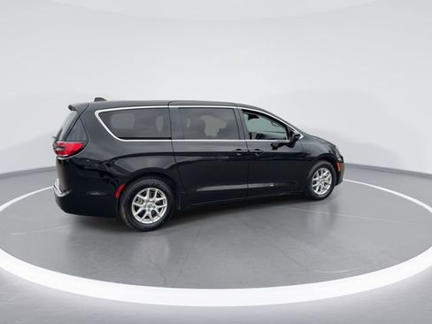Used 2024 Chrysler Pacifica Touring-L image 8