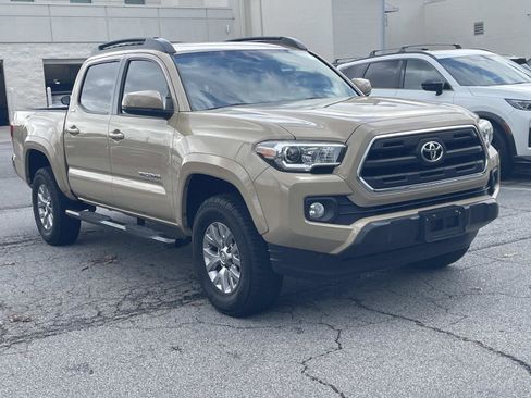 Used 2017 Toyota Tacoma SR5 w/ Tow Package RWD image 5