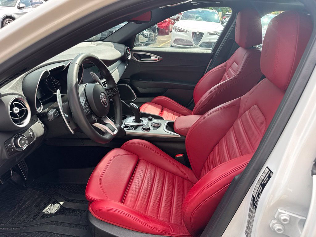 Used 2023 Alfa Romeo Giulia Veloce AWD/4WD image 27
