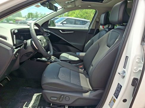 New 2025 Kia Niro EX Touring image 13