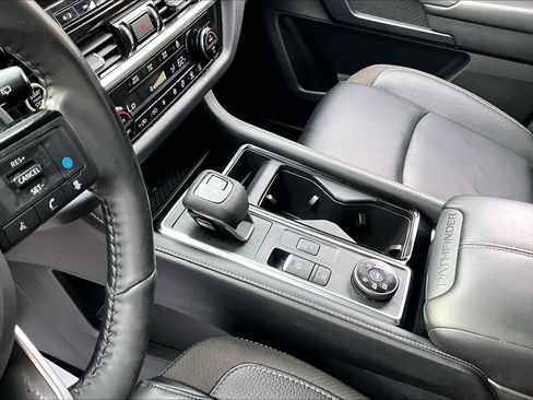 Used 2023 Nissan Pathfinder SL w/ Black Appearance Package image 14