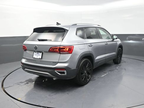 Used 2024 Volkswagen Taos SE w/ Panoramic Sunroof Package AWD/4WD image 11