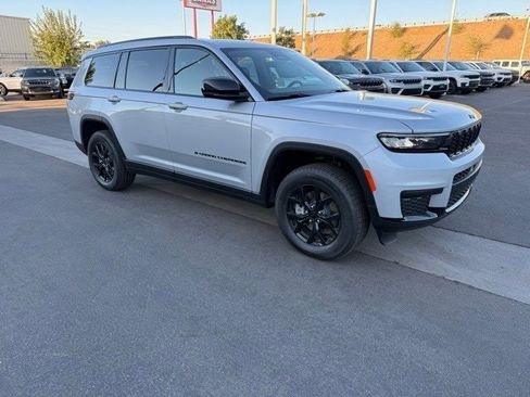 New 2025 Jeep Grand Cherokee L Laredo image 8