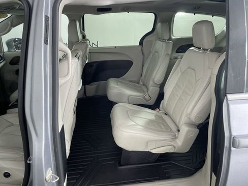 Used 2019 Chrysler Pacifica Touring-L Plus w/ Advanced Safetytec Group image 21