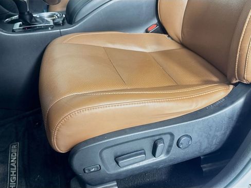 Used 2018 Toyota Highlander Limited image 25