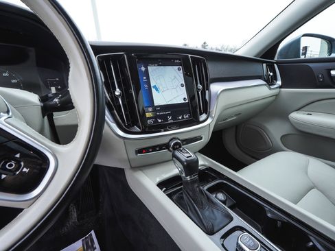 Used 2019 Volvo S60 T6 Momentum w/ Premium Package image 29