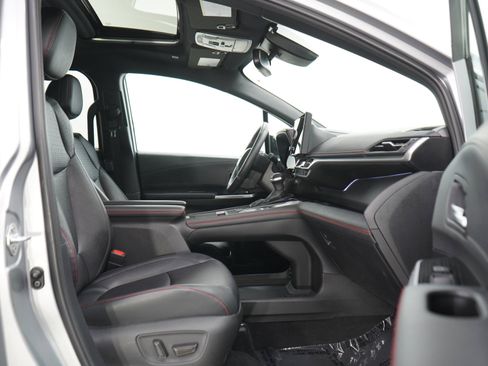 Used 2025 Toyota Sienna XSE AWD/4WD image 11