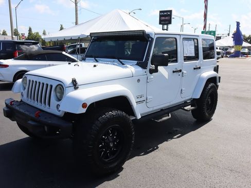 Used 2016 Jeep Wrangler Unlimited Sahara w/ Max Tow Package AWD/4WD image 5