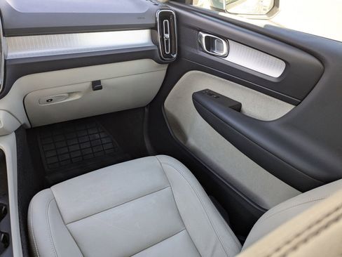 Used 2019 Volvo XC40 T5 Momentum image 18