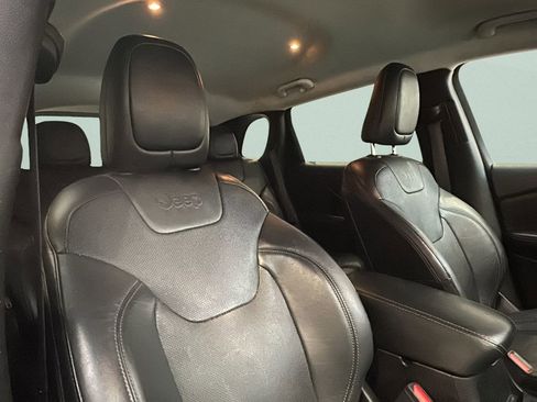 Used 2019 Jeep Cherokee Limited image 13