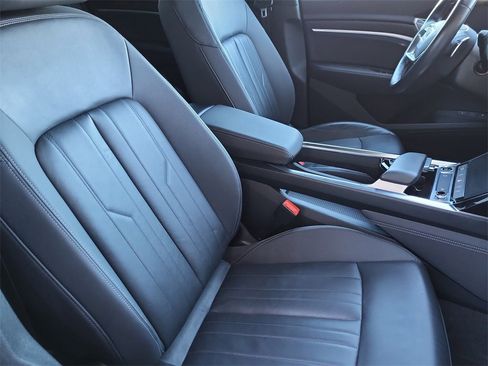 Used 2022 Audi e-tron Premium w/ Convenience Plus Package image 19