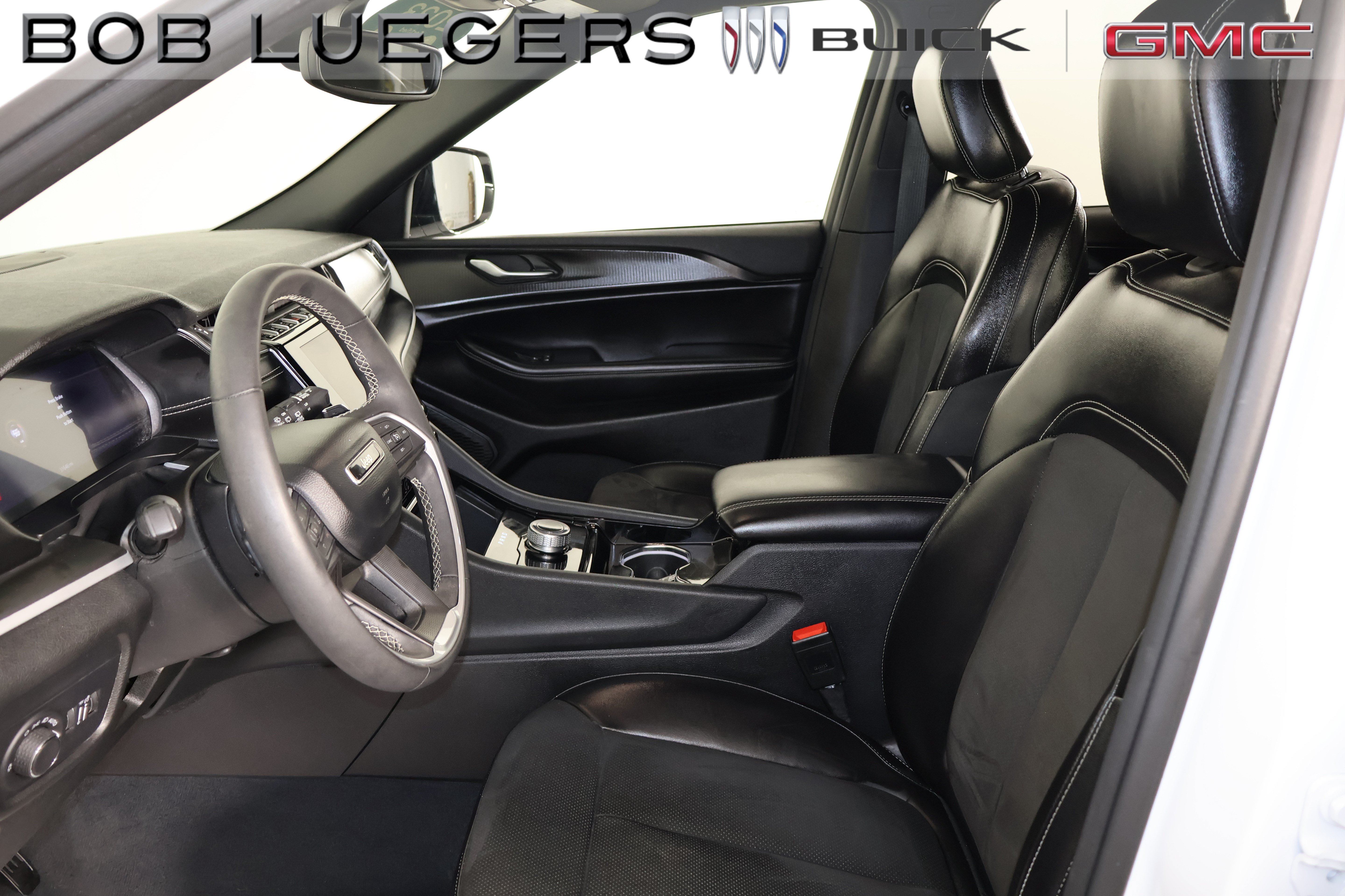 Used 2023 Jeep Grand Cherokee Altitude AWD/4WD image 8