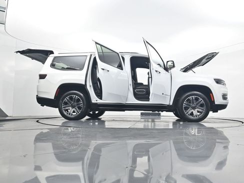 Used 2024 Jeep Wagoneer Series II w/ Flexible Seating Group image 34