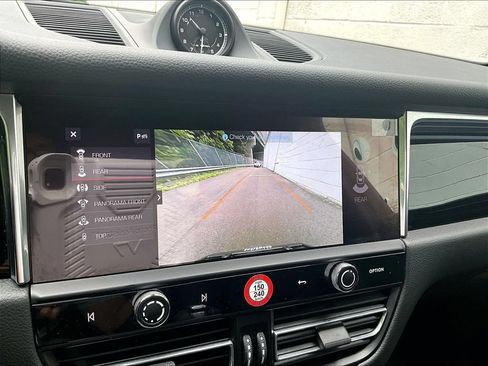 Certified 2025 Porsche Macan AWD/4WD image 26