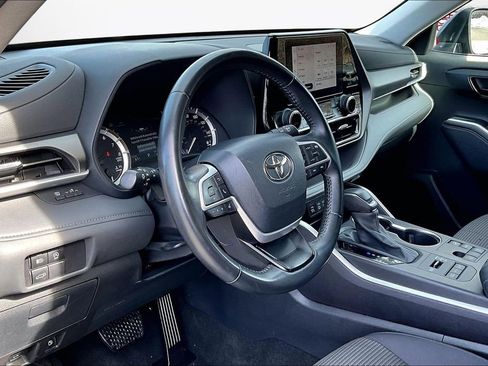 Used 2024 Toyota Highlander LE image 17