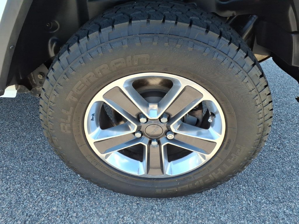 Used 2019 Jeep Wrangler Unlimited Sahara w/ Cold Weather Group AWD/4WD image 12