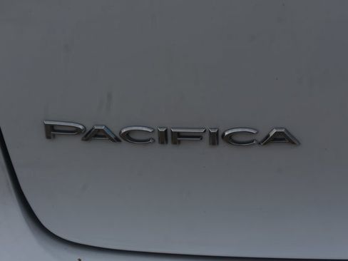 Used 2024 Chrysler Pacifica Touring-L FWD image 7
