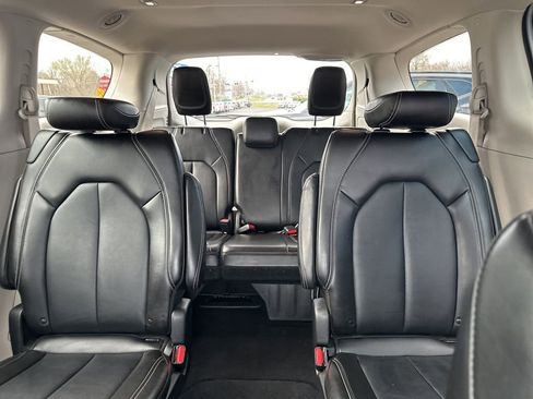 Used 2024 Chrysler Pacifica Touring-L image 19